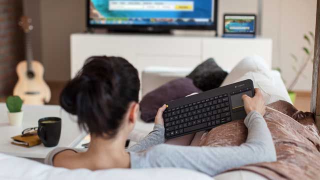 Logitech K400 Plus ile televizyonunuzu kontrol edin