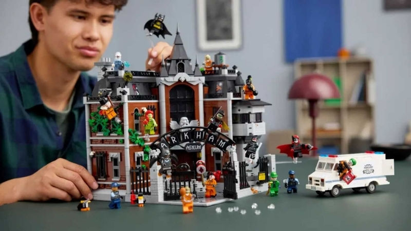 Lego 3000 Parçalık Arkham Asylum Setini Tanıttı